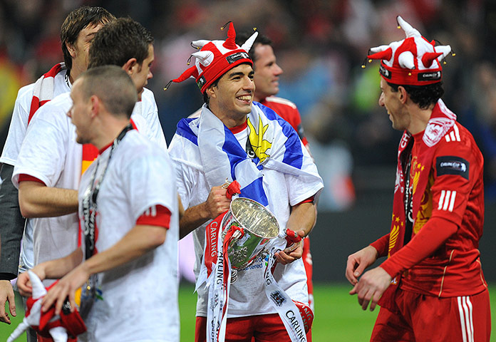 Liverpool's Luis Suárez celebrates with the Carling Cup trophy