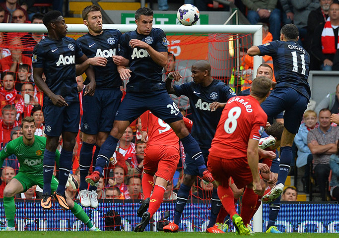 sport3: Liverpool's English midfielder Steven Gerrard