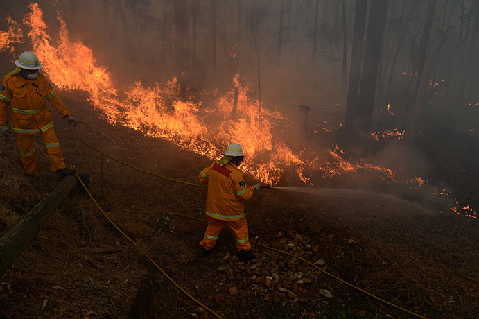 West Sydney bushfires: RFS volunteers conduct property protection on Sanctuary Drive