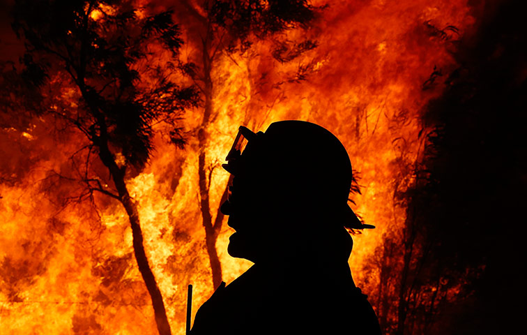 Australia wildfires: A firefighter gives instructions 