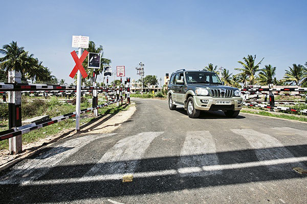 Living Labs: An SUV approaches a diagonal speed breaker