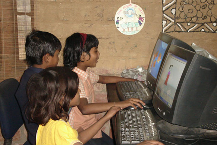 BT kites gallery: children use computers at KITES