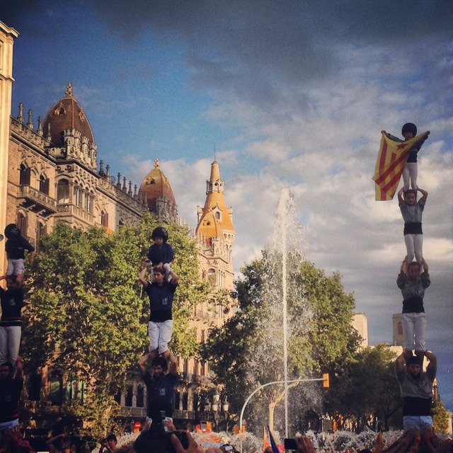 Children stoof up with Catalan flag