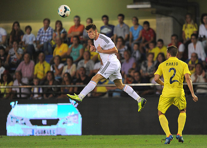 Bale's debut: the Welshman heads the ball