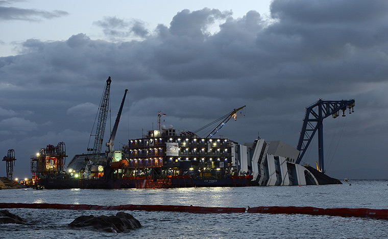 Concordia salvage: Members of the US salvage company Titan and Italian firm Micoperi work on t