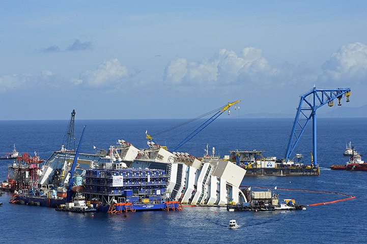Concordia salvage om: The wreck begins to emerge from water 