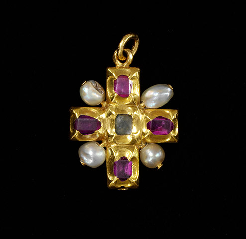 Pearls: Cross pendant