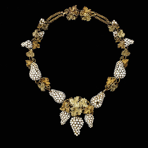 Pearls: Necklace, natural pearls set in coloured gold