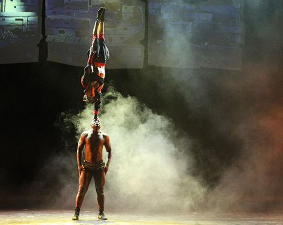 Urban: one handed head stand