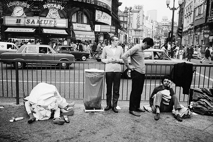 Tony Ray Jones: Piccadilly Circus, London, circa 1967