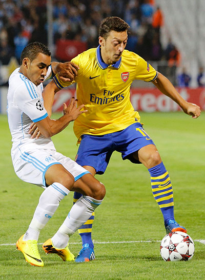 Arsenal: Arsenal's Özil challenges Olympique Marseille's Payet