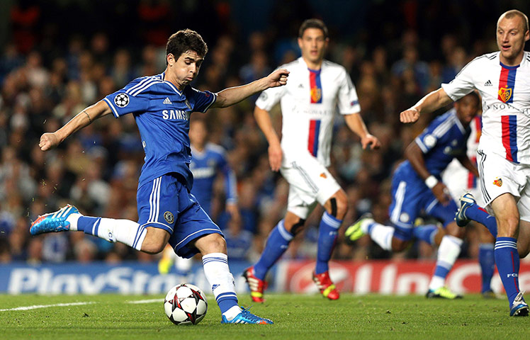 Chelsea -: Chelsea's Brazilian midfielder Oscar (L)