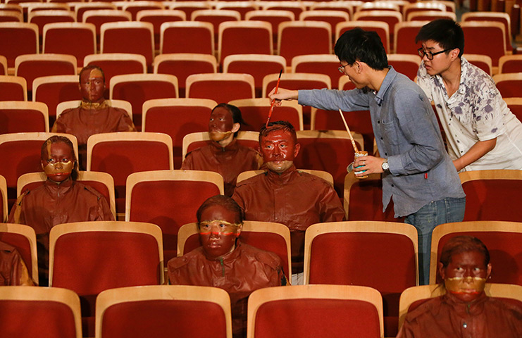 FTA: Jason Lee: Artist Liu Bolin is painted by an assistant