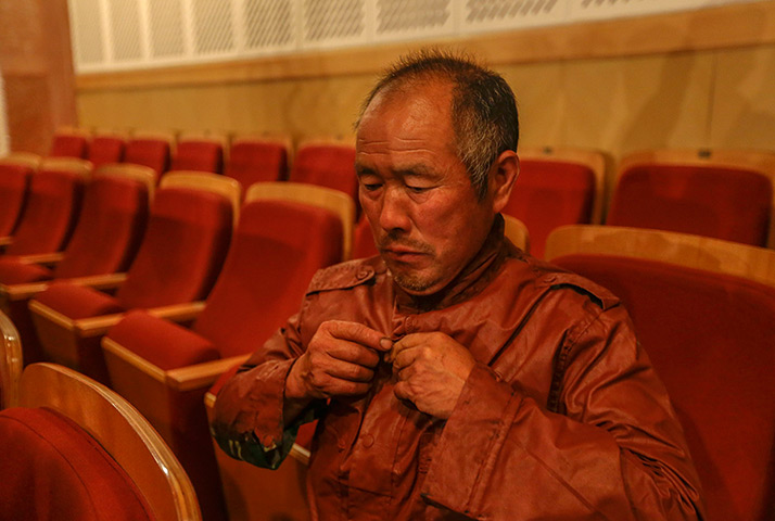 FTA: Jason Lee: A participant gets into his costume before being painted