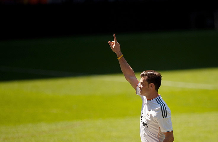 Bale arrives in Madrid: Gareth Bale waves again with delight to the fans in the stadium