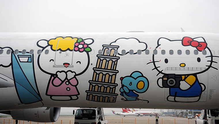 Hello Kitty plane: Characters on the side of the aircraft