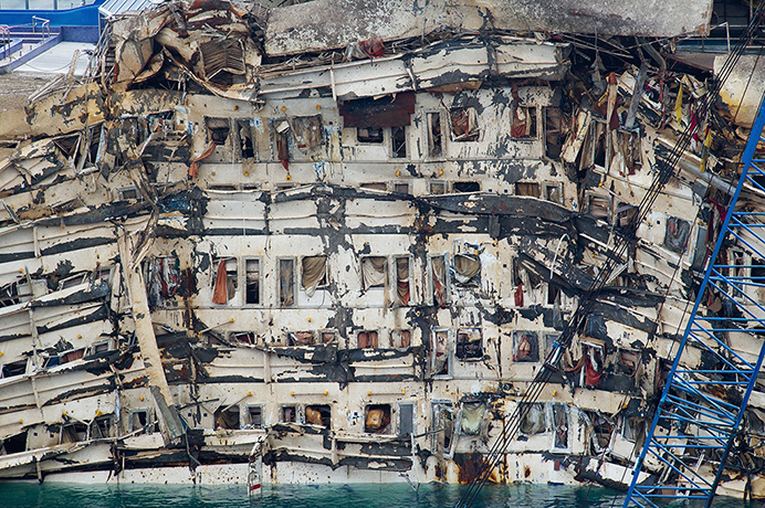 20 Photos: Engineers Attempt To Raise The Costa Concordia Cruise Ship
