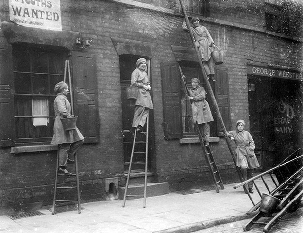 Women window cleaners in Nottingham in 1917