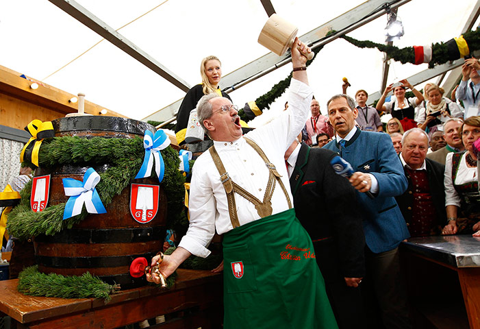 Oktoberfest: Munich Mayor Ude taps first barrel of beer