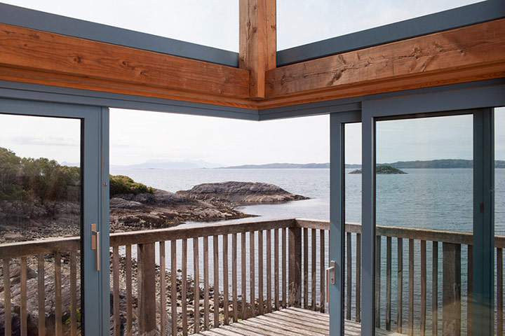Homes - On The Rocks: balcony overlooking river