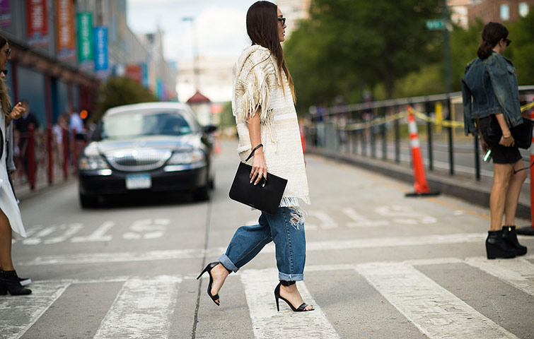 Oversized clutches: Blogger Jayne Min