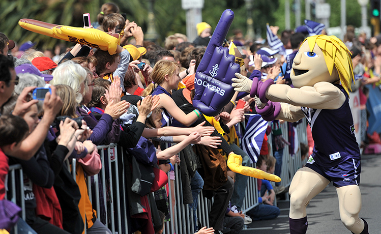 AFL Parade: Fremantle mascot high-fives the fans