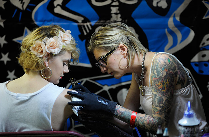 head tatoo: A woman gets her arm done