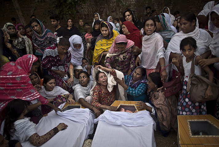 20 Photos: Pakistani women grieve over the coffins of their relatives