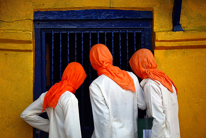 20 Photos: Hindu priests look inside the Pashupatinath Temple in Kathmandu, Nepal