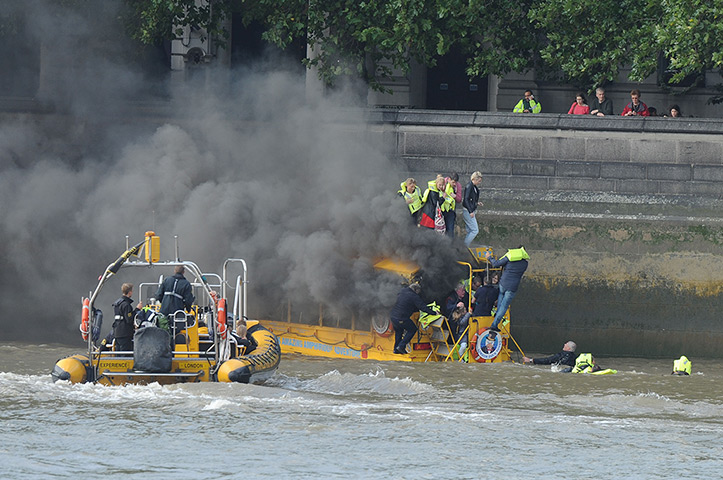 Duck boat on fire: Passengers are rescued from the roof of the amphibious vehicle