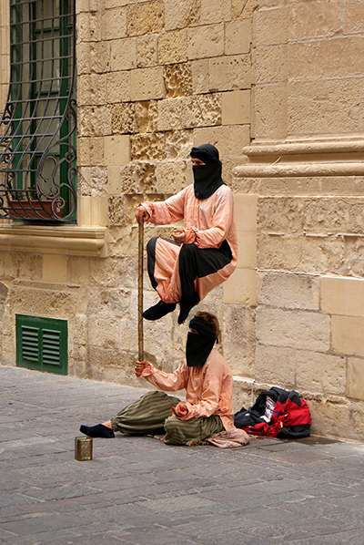 Your pics - mysterious: man levitating above another man