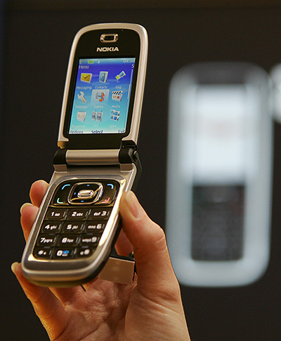 Nokia timeline: 2006: Nokia 6131 clamshell phone 