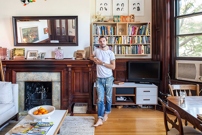 Homes - Oliver Jeffers: Illustrator Oliver Jeffers in his living room