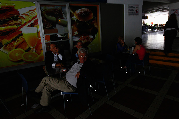 Venezuela blackout: People sit down to have lunch in darkness in Caracas 
