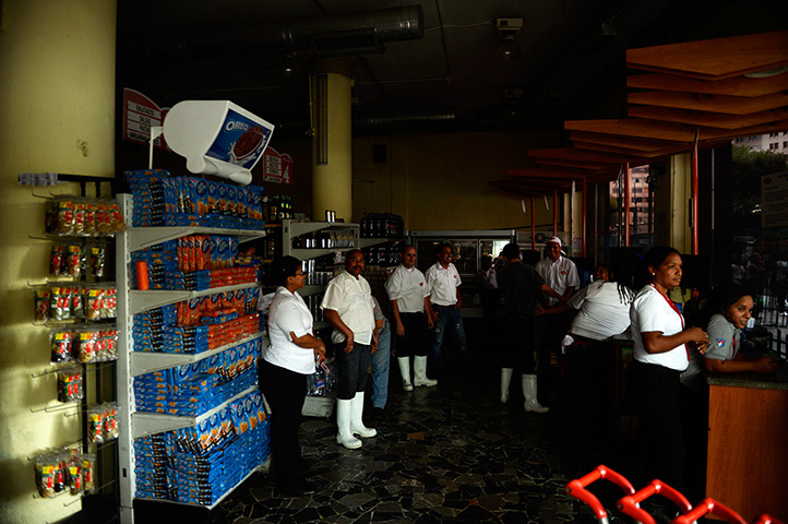 Venezuela blackout: Employees of a supermarket wait for the power to be re-established