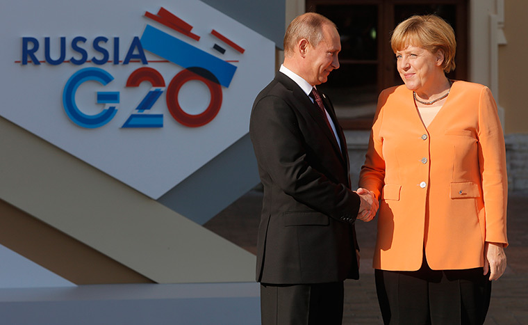 G20 official welcome: President Vladimir Putin shakes hands with Germany's Chancellor Angela Merk