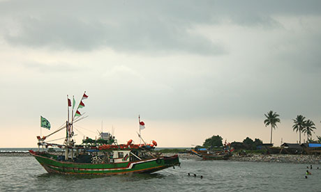 A fishing boat in the bay of Labuhan.
