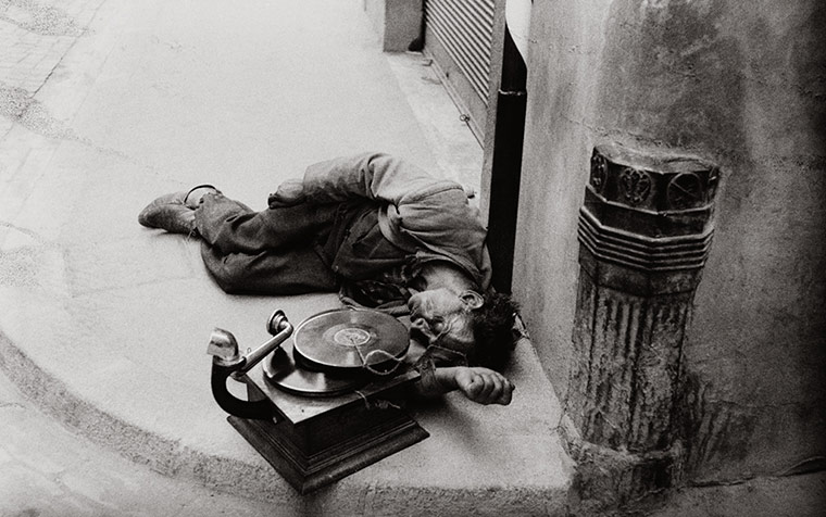 Lewis Morley: Sleeping street musician with gramophone in Florence, 1949