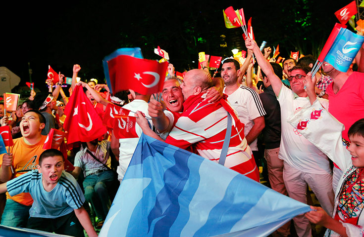 Olympics Decision: Turks celebrate after the first round