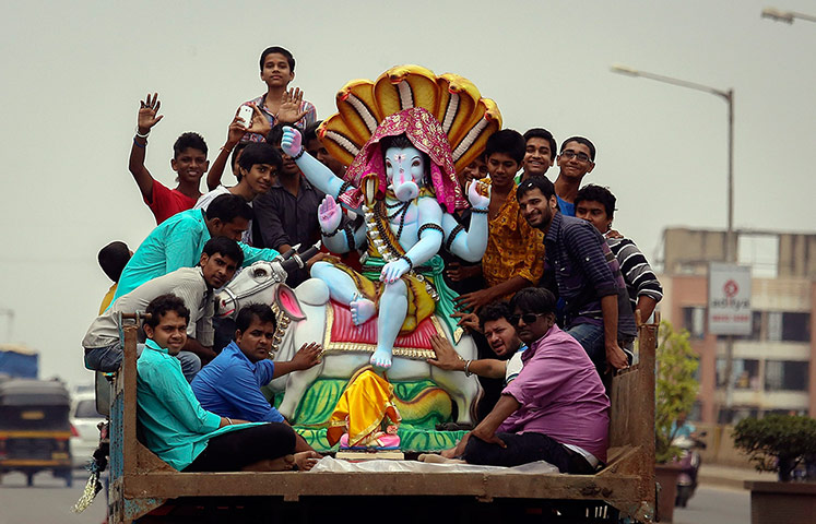 Hindu God Ganesha : Ganesha Chatruthi festival in Mumbai