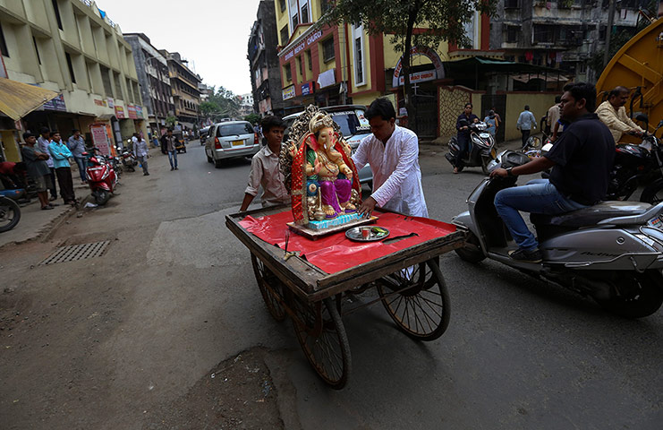 Hindu God Ganesha : Ganesha Chatruthi festival in Mumbai