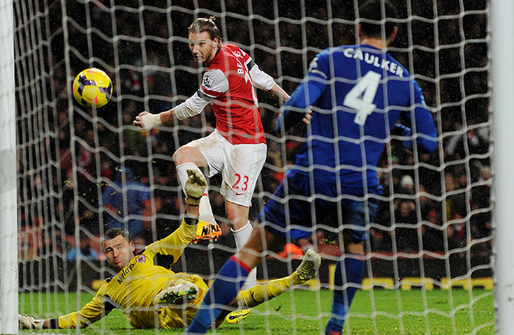 Premier New Years Day : Nicklas Bendtner scores the first goal for Arsenal