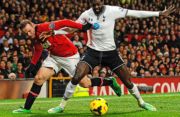 Premier New Years Day : Manchester United's Wayne Rooney battles