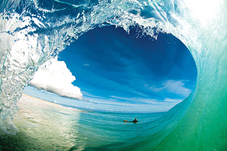 Incredible waves: a sand-bottom point break in the Caribbean 