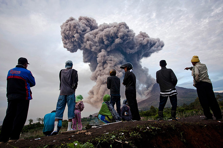20 Photos: Villagers Panic As Mount Sinabung's Volcanic Ash Reaches Their Homes