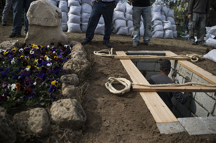 Weekend in pictures: Havat Hashikmim, Israel: Workers prepare the grave of late former PM Ariel 