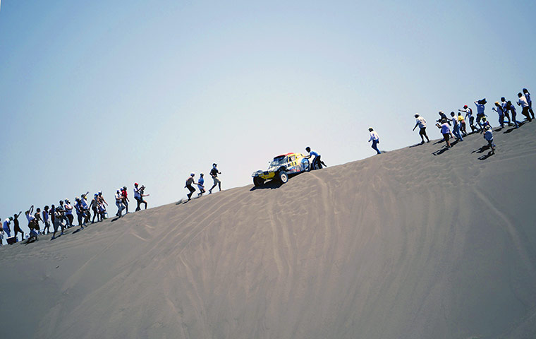 Dakar Rally 2014: France's Pascal Thomasse is helped by su