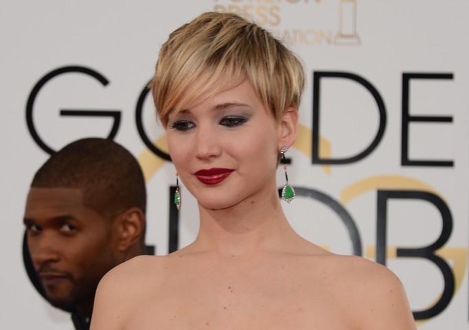 Globes fashion photobombs: Jennifer Lawrence Usher