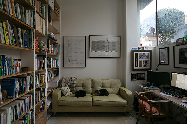 Homes - Concrete house: living area with bookshelves