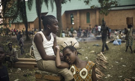 TOPSHOTS People gather to escape violenc